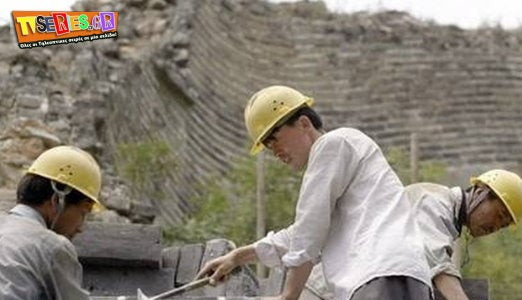 Πλάνα που κόβουν την ανάσα – Εργάτες κρέμονται στο κενό για να συντηρήσουν κομμάτι του Σινικού Τείχους (βίντεο)